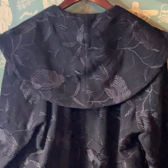 Long black coat with embroidery - Picture 8 of 9